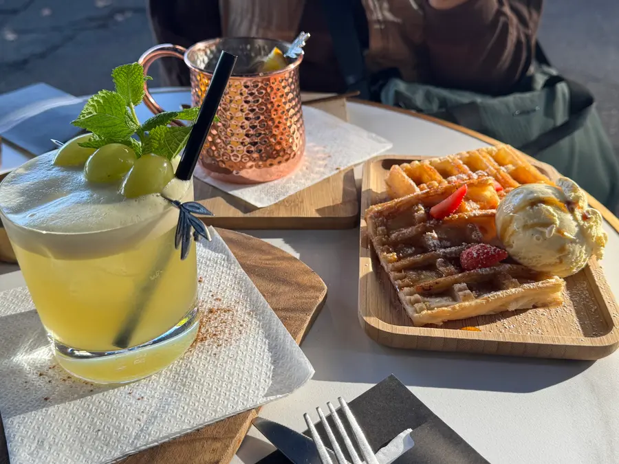 Limonade mit Minze und eine Waffel mit Erdbeeren und Eis